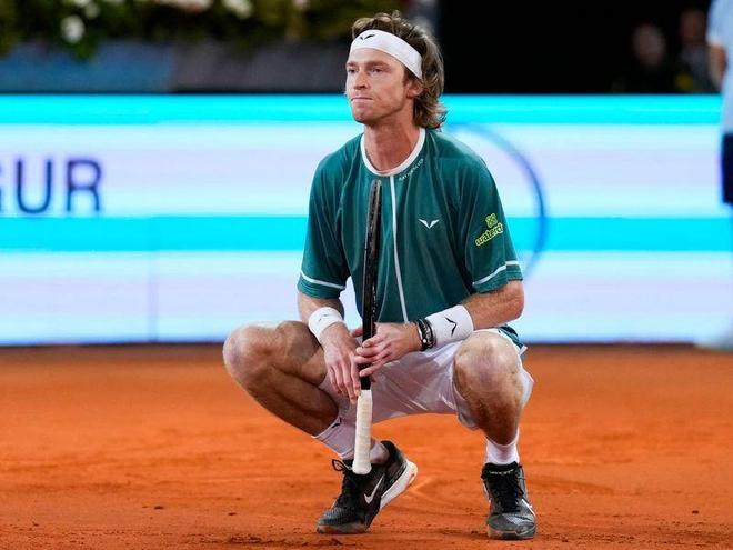 凭借一系列 凭借一系列